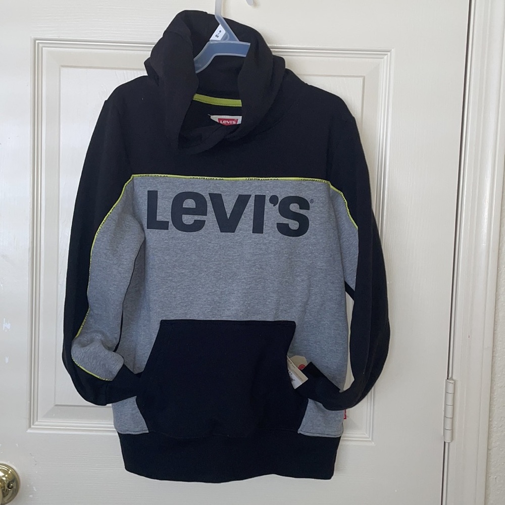 BNWT Boy’s Levi’s hoodie with logo, size M